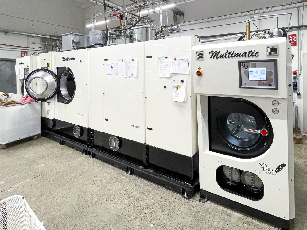 Eine Standard-Bad-Maschine, eine Spezial-Industrie-TOPLINE-1000-Reinigungsmaschine und die neue PIUMA N 320 u.a. für ganz empfindliche Textilien.