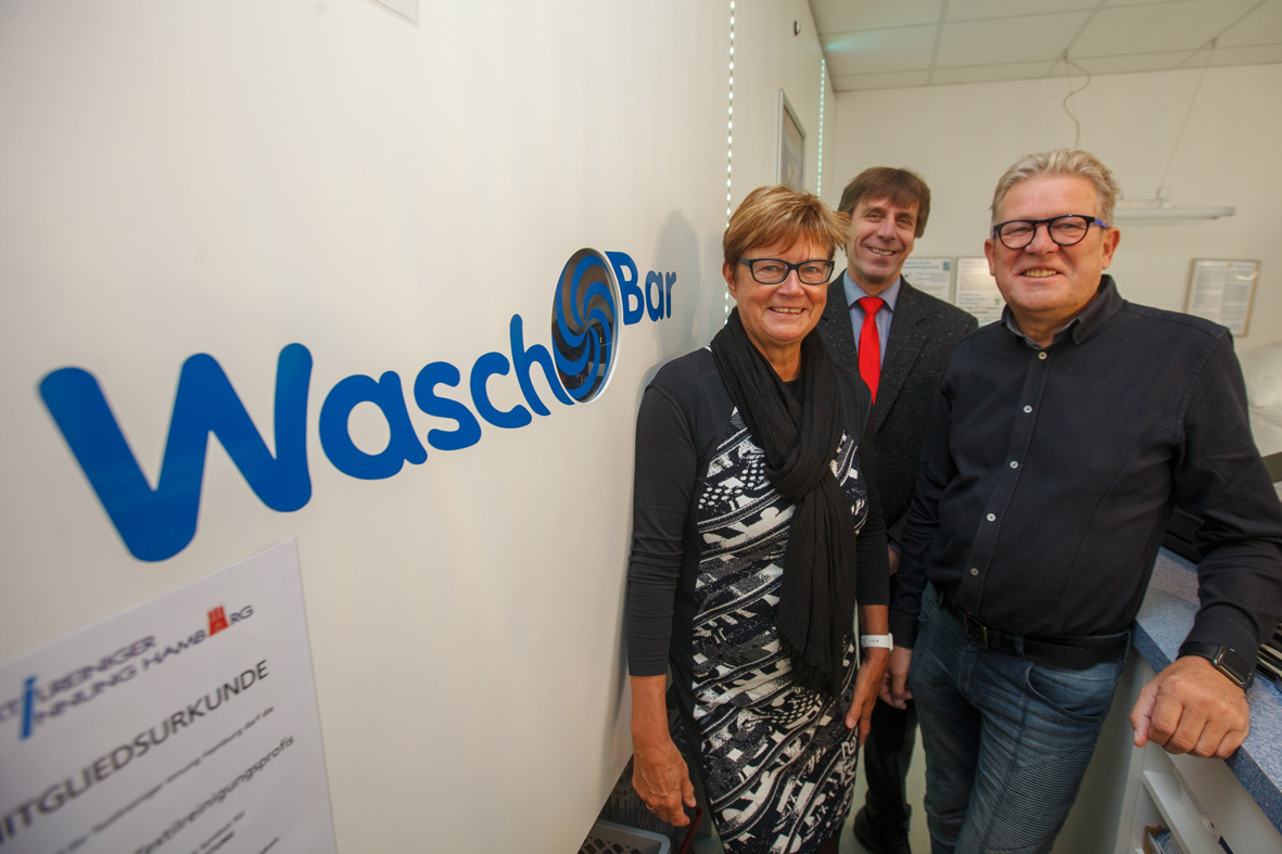 Das Unternehmer-Ehepaar Elke und Dr. Bernd Hähle gemeinsam mit Multimatic- Berater Rüdiger Schulz in der »Waschbar« in Binz