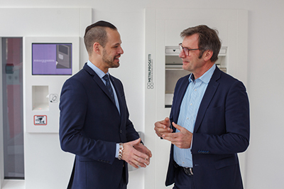 Der Unternehmer im Gespräch mit Multimatic-Berater Frank Odenbach vor der 24-Stunden-Anlage